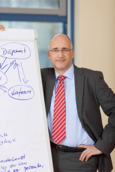 Geschäftsmann präsentiert am flipchart